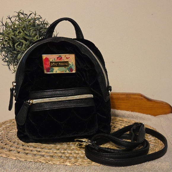NWT Betsey Johnson Quilted Black Velvet Backpack /crossbody  Gorgeous - Picture 1 of 2